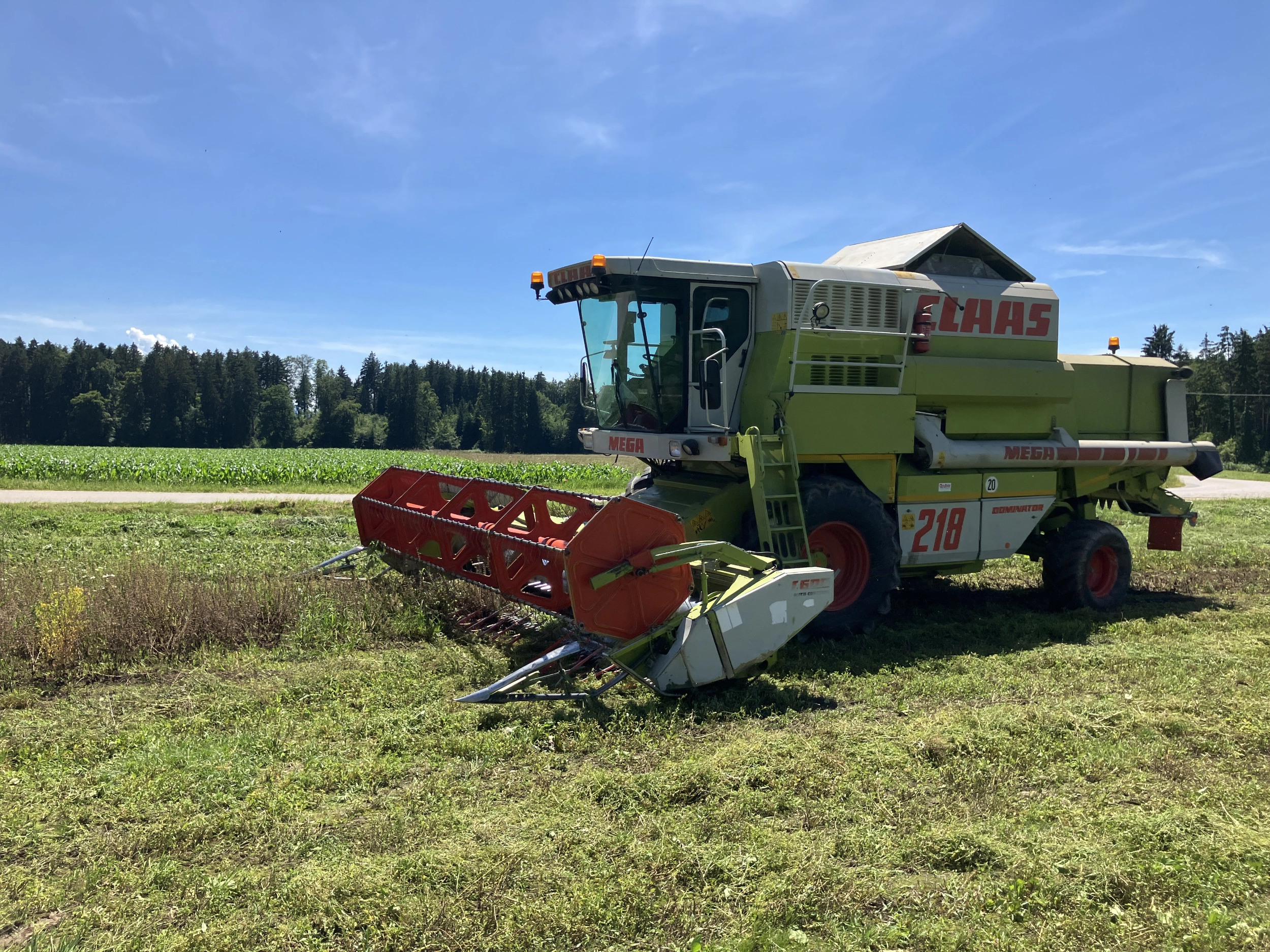 Ernte auf Bergwiese mit Spezialtechnik
